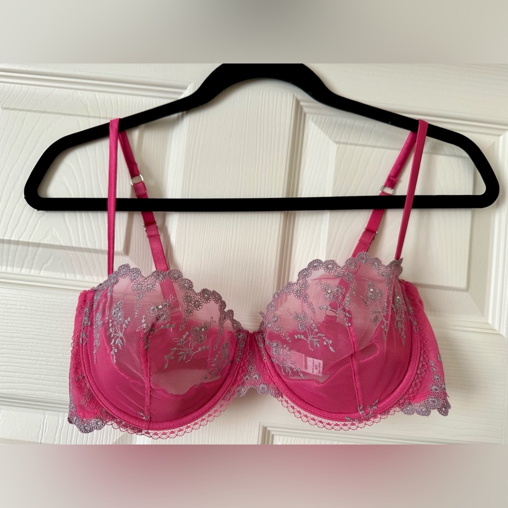 Victoria’s Secret 36C pink lace bra
